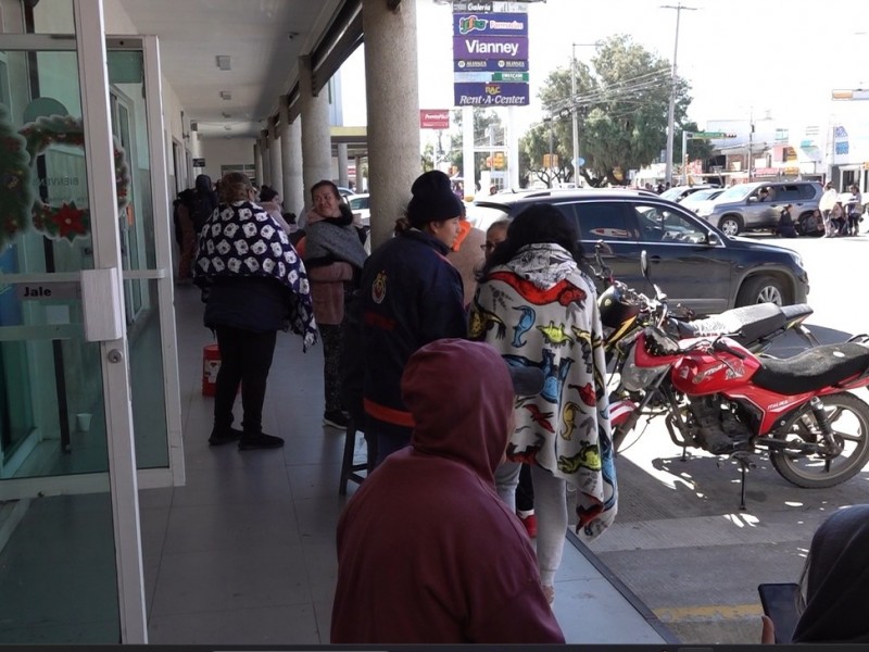 Duermen en la calle para cobrar dinero de tarjeta rosa