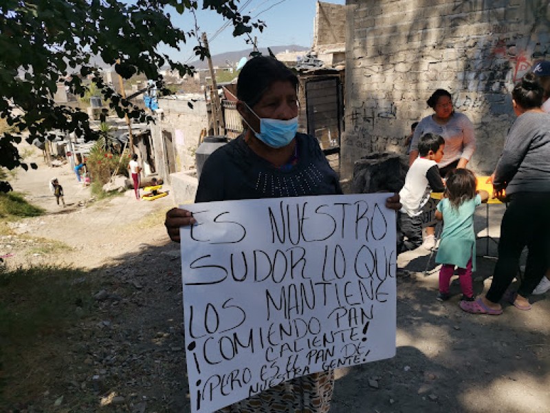 Duermen en la calle tras desalojo en Arroyo El Seco