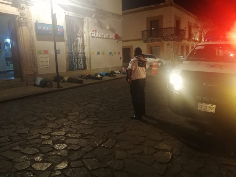 Duermen en las calles para cobrar apoyos federales en Oaxaca