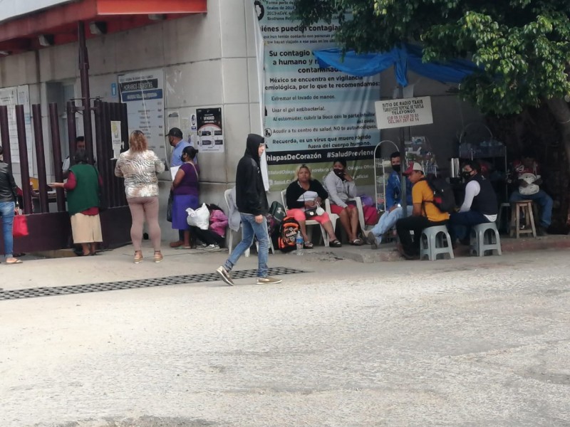 Duermen en vía pública esperando la mejoría de seres queridos