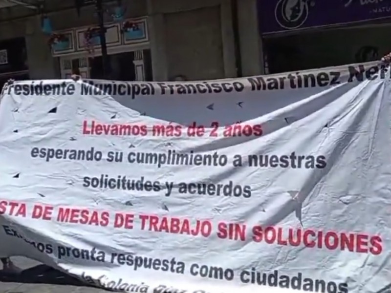 Durante aniversario de Oaxaca, ciudadanos protestan por incumplimiento de obras