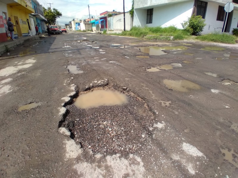 Durante años la calle américa no ha recibido rehabilitación