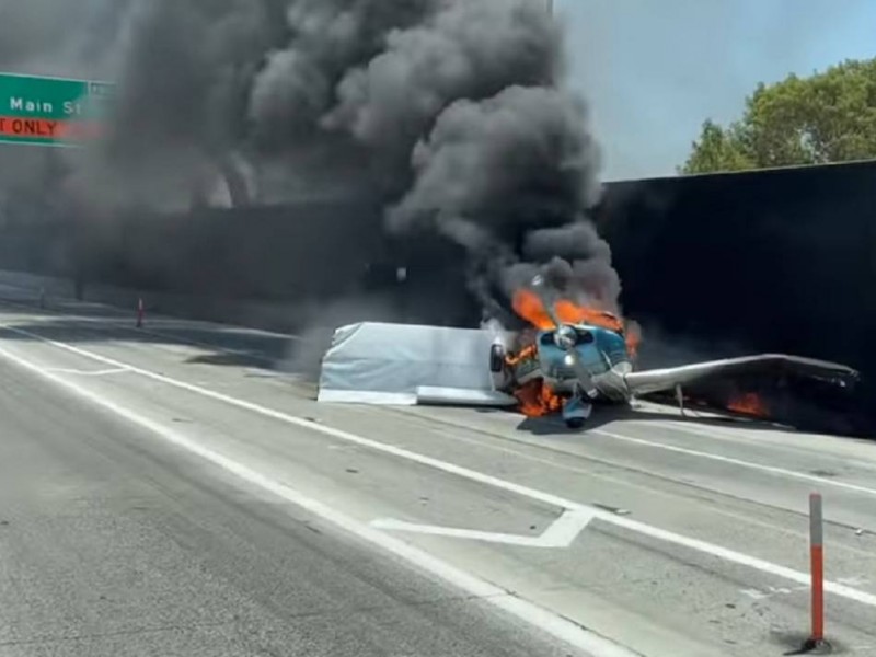 Durante aterrizaje forzoso, avioneta se estrella en autopista de California