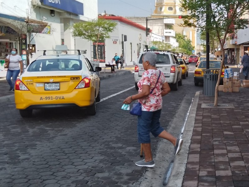 Durante encharcamientos, a automovilistas no les importa mojar a peatones