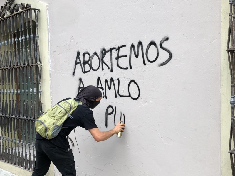 Durante marcha conmemorativa encapuchados vandalizan calles de Oaxaca