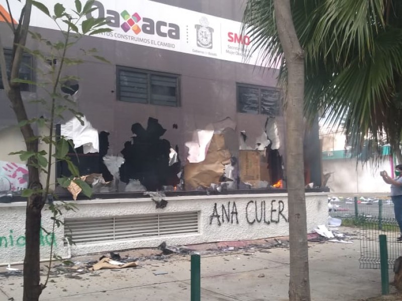 Durante marcha, vandalizan oficinas de la Mujer Oaxaqueña