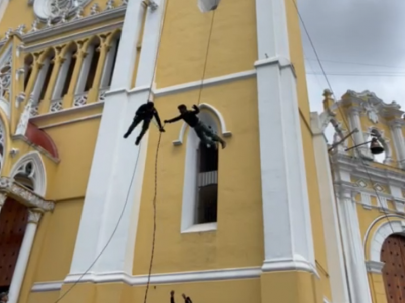 Durante práctica elementos de SSP quedaron colgados de catedral