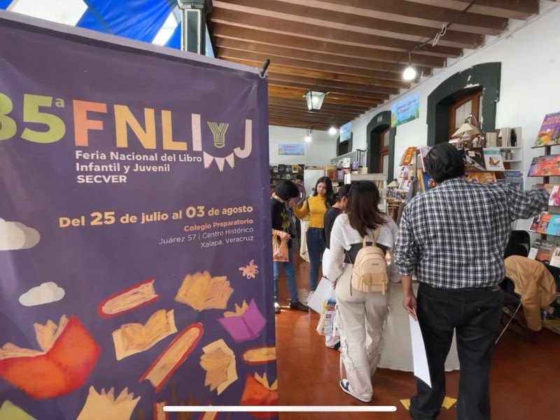 Durante su último día de actividades xalapeños abarrotaron la feria del libro