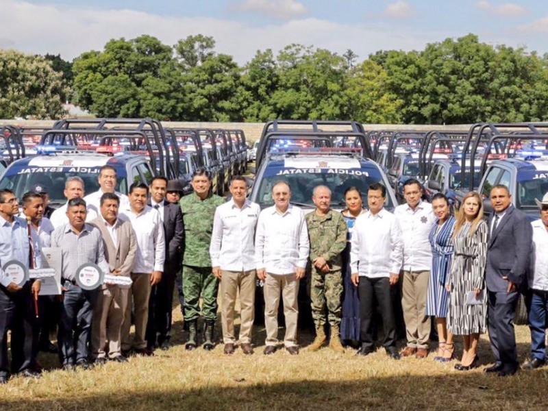 Durazo entrega patrullas y uniformes a corporaciones