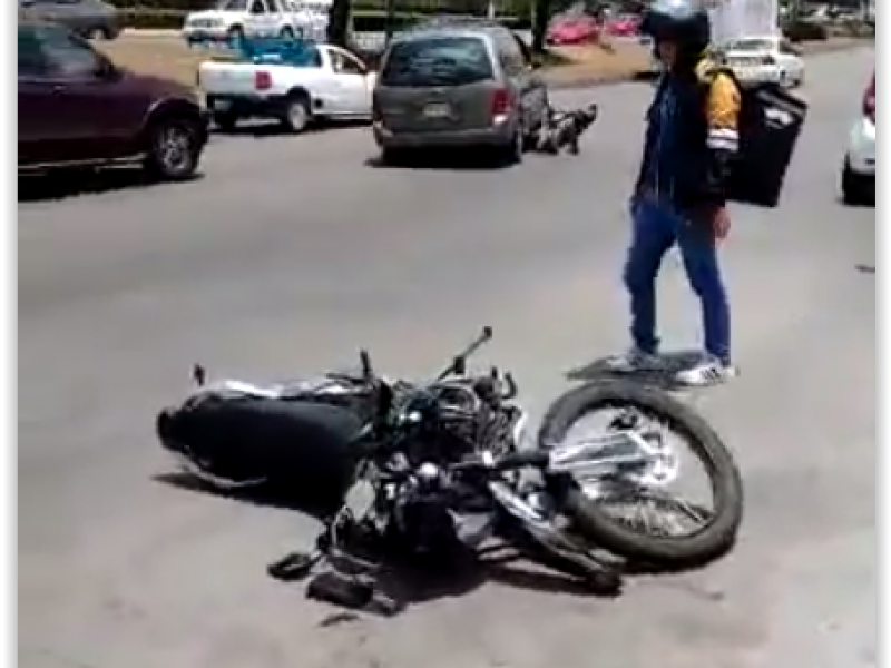 Ebrio conductor embiste a motociclistas en Xalapa