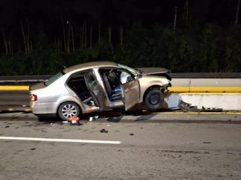 Ebrio sujeto estrelló su auto en la avenida Lázaro Cárdenas