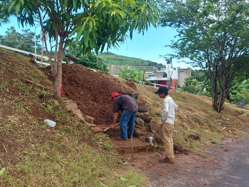 Echan a andar obras por iniciativa propia habitantes de Floresta