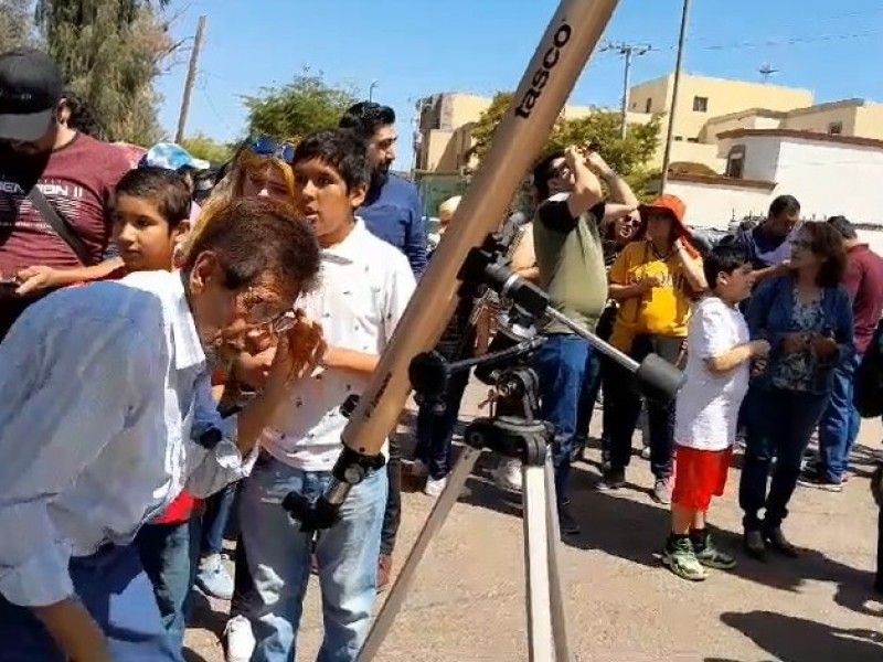 Eclipse asombra a cajemenses en el Planetario