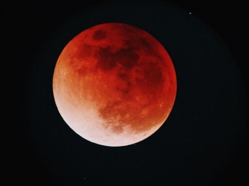 Eclipse lunar con luna de sangre