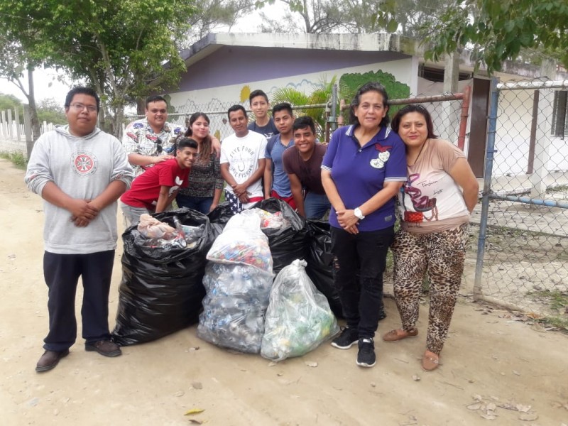 Ecologistas recolectan material PET de terrenos baldíos