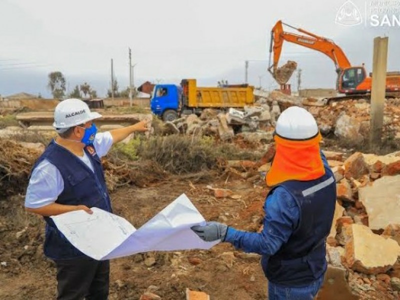 Economistas avalan deuda estatal si se usa para obras productivas.