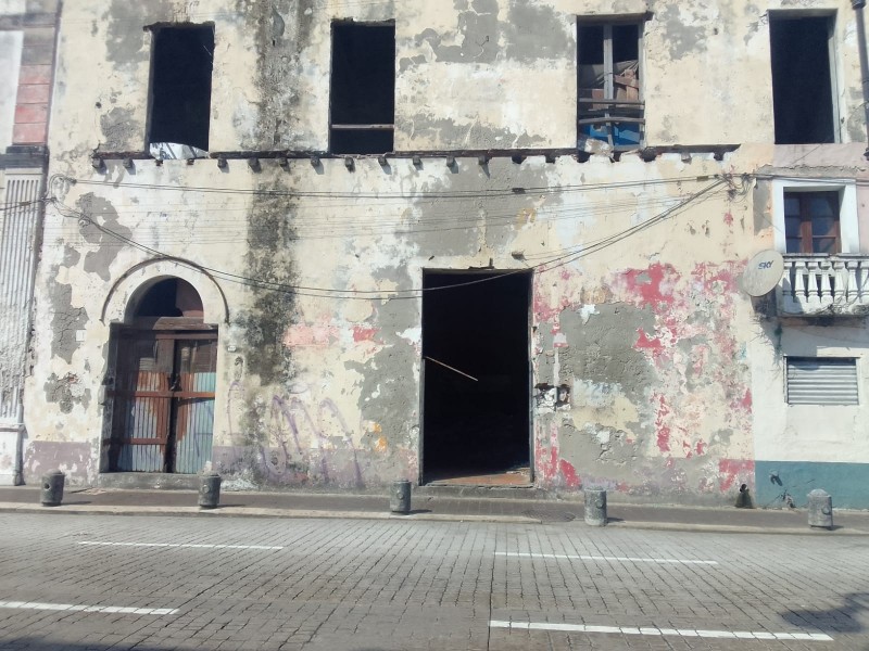 Edificio abandonado en zona turística de Veracruz es un peligro