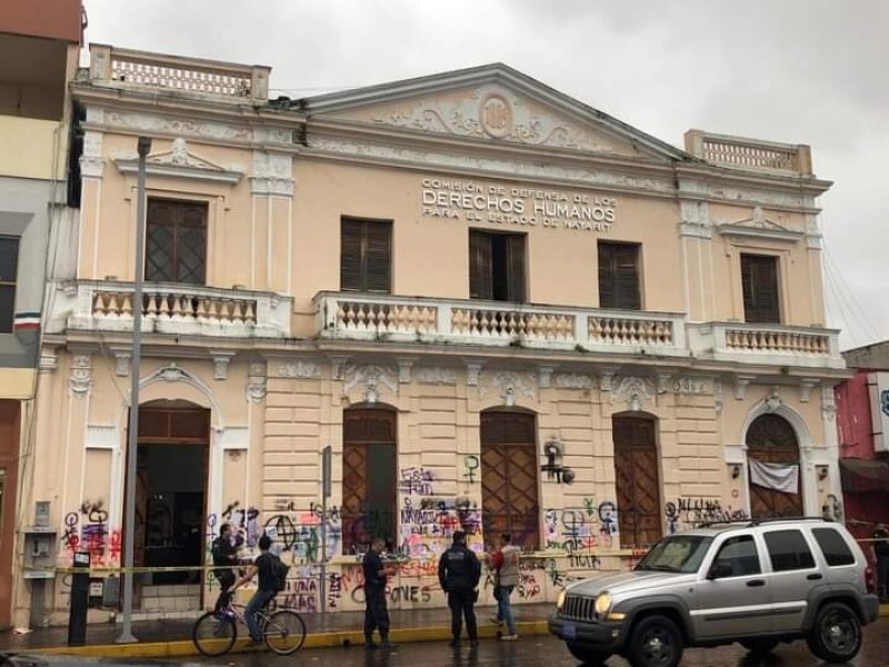 Edificio CDDH Nayarit es pintado con consignas para exigir justicia