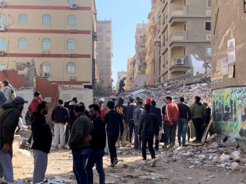 Edificio colapsa en Egipto