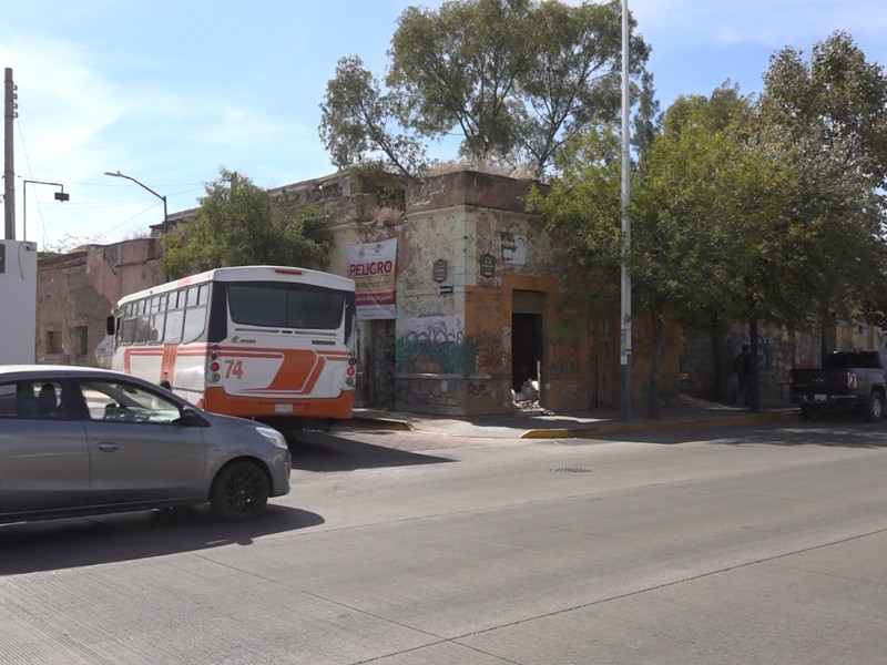 Edificios en riesgo siguen en pie; ciudadanos esperan transporte bajo peligro