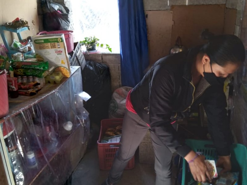 Edith, madre de 4 hijos recibe apoyo alimentario.