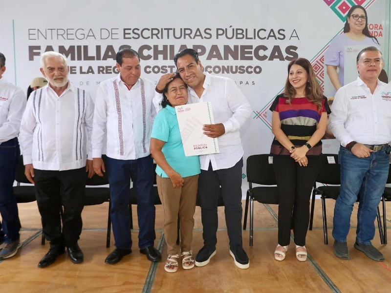 Eduardo Ramírez entrega escrituras públicas a familias en Huixtla