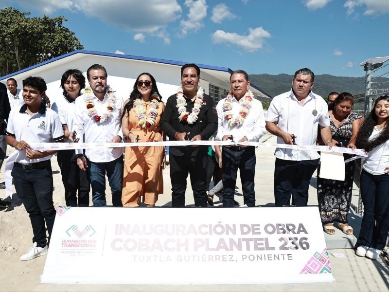 Eduardo Ramírez entrega obras en el Cobach 236