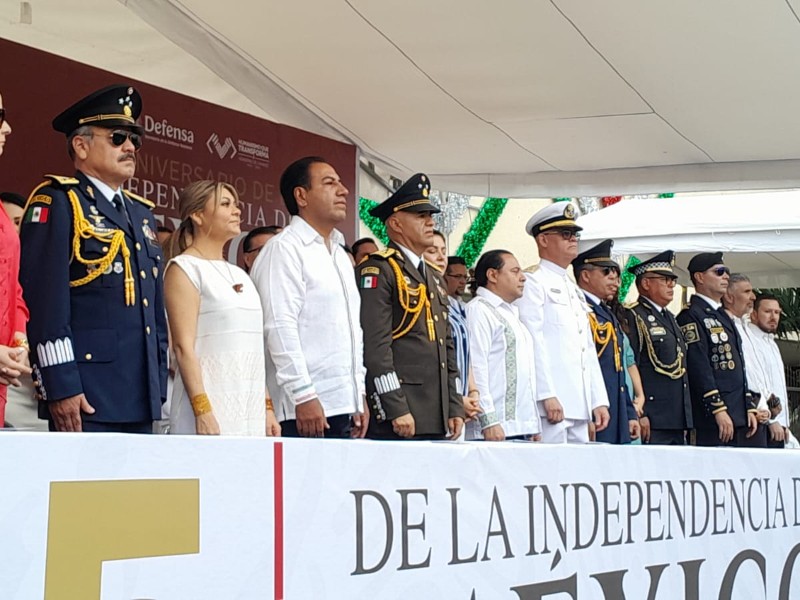Eduardo Ramírez presencia su primer desfile de Independencia como gobernador de Chiapas