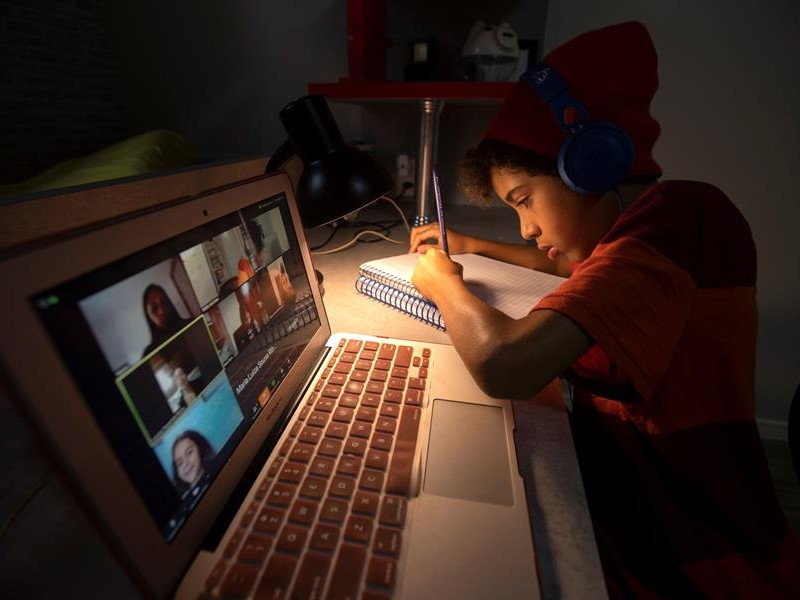 Educación en línea causó estrés y angustia a papás