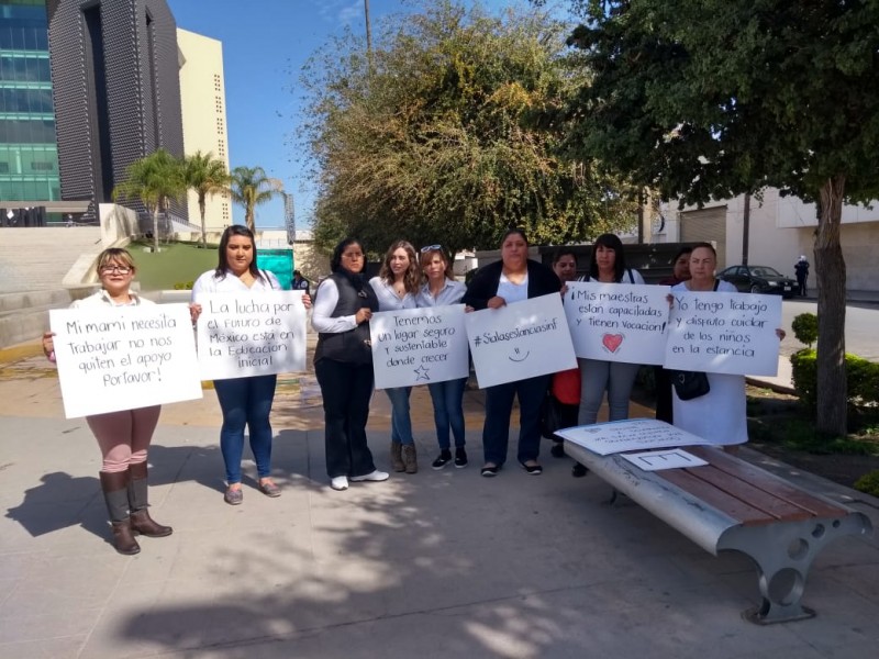 Educadoras de la Sedesol se manifiestan por recorte