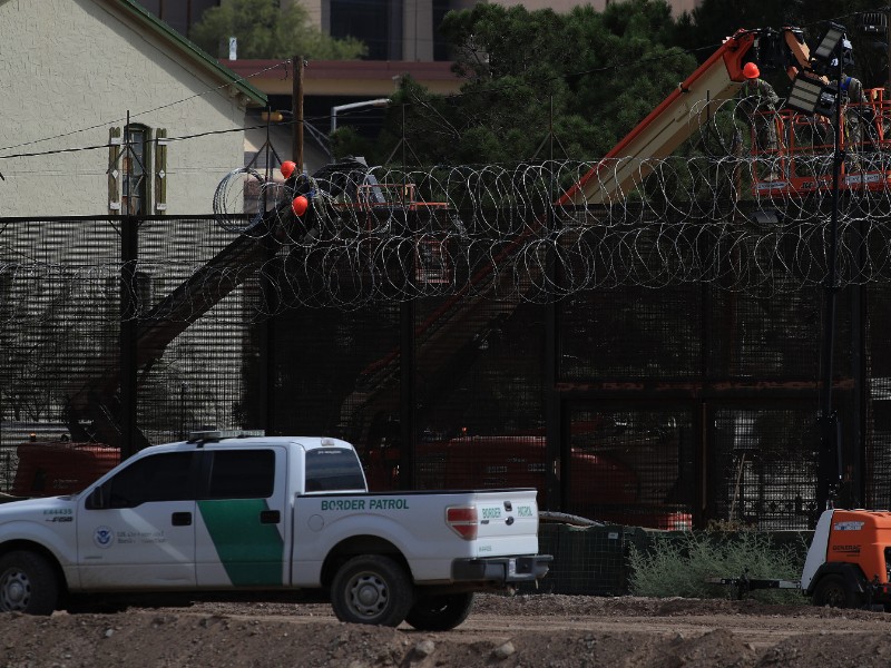 EE.UU. refuerza muro y lo vuelve más hostil: activistas