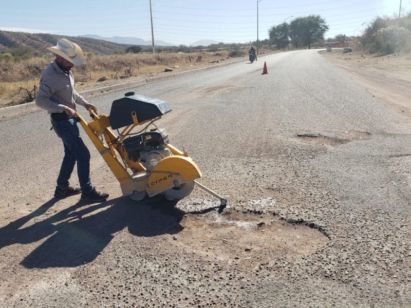 Efectúan campaña de bacheo en la mesa