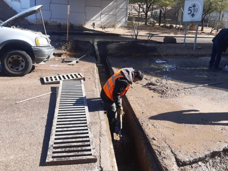 Efectúan limpieza de alcantarillas en cruce internacional