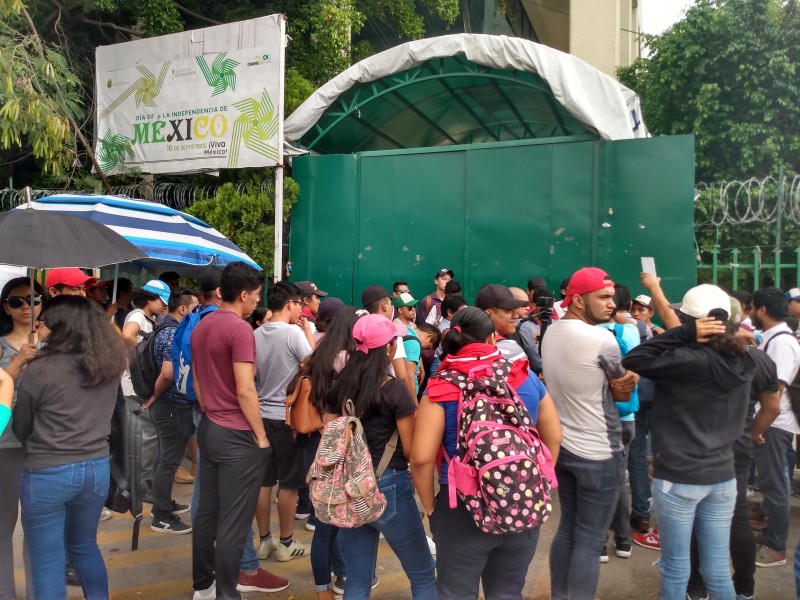 Egresado normalistas demandan plazas de maestros