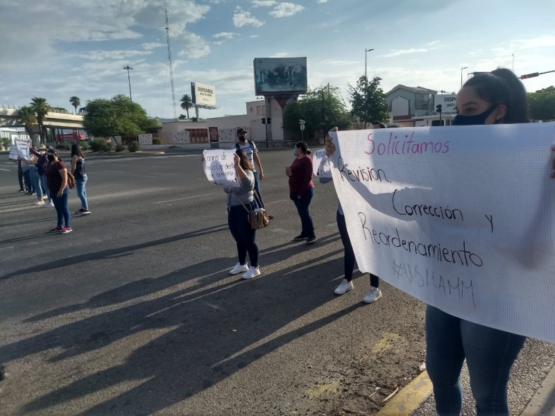 Egresados de escuela normalista sonorense bloquean cruce vial