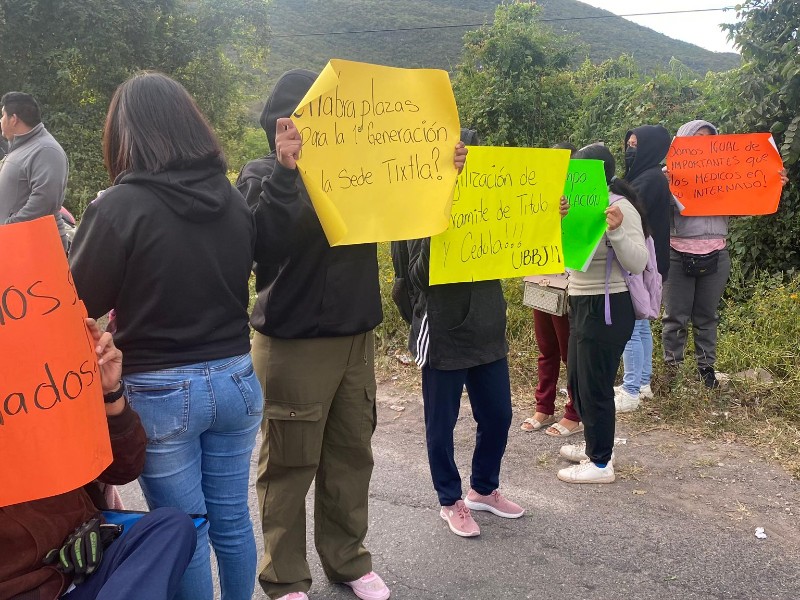 Egresados de Universidad del Bienestar bloquean carretera Tixtla-Chilapa