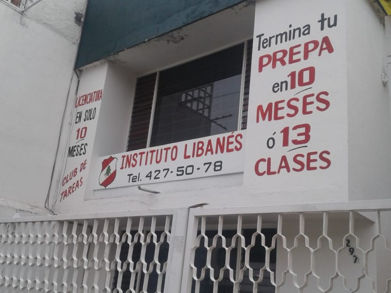 Egresados del Instituto Libanés denuncian retención de certificado y robo