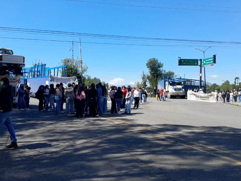 Egresados normalistas bloquean avenida en Morelia; exigen plazas para docentes de preescolar