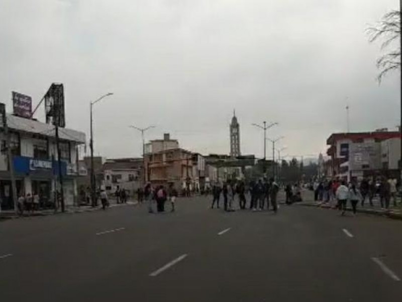 Egresados normalistas cierran paso en calles cerca del Monumento