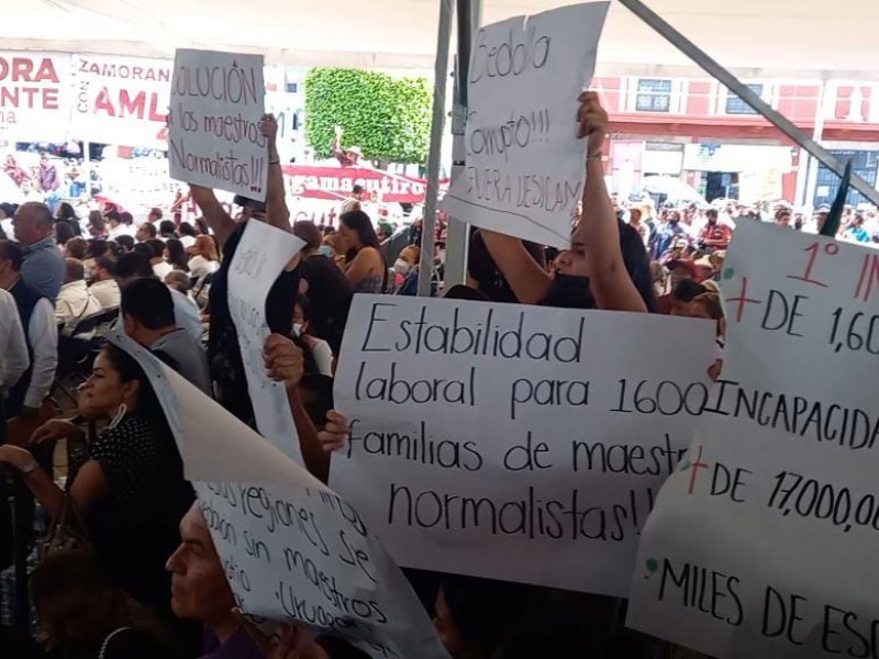 Egresados normalistas protestan durante Primer Informe de Gobierno de Bedolla