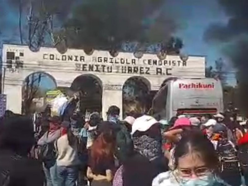 Egresados normalistas queman llantas en Salida a Quiroga