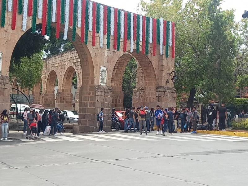 Egresados normalistas suspenden momentáneamente plantón en Morelia