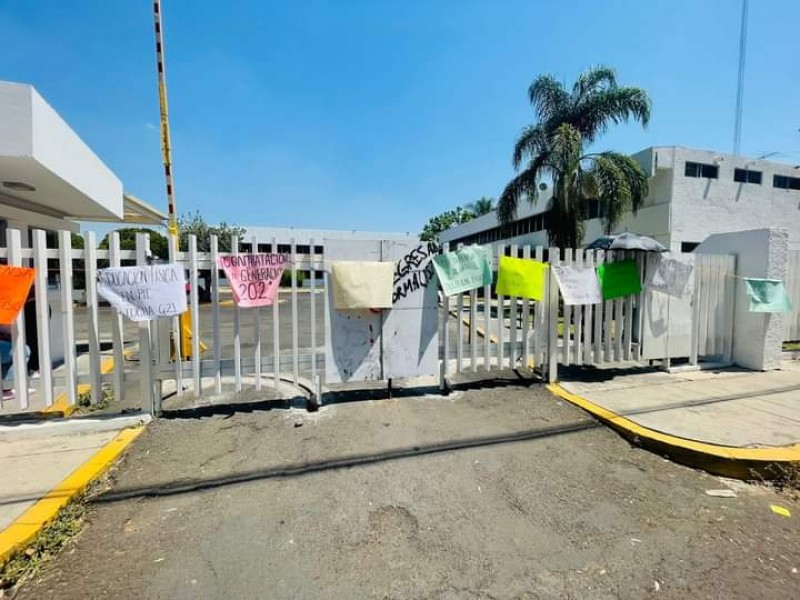 Egresados normalistas toman la SEE para demandar plazas docentes