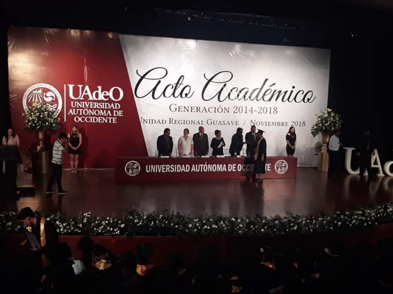 Egresan 206 estudiantes de la UAdeO