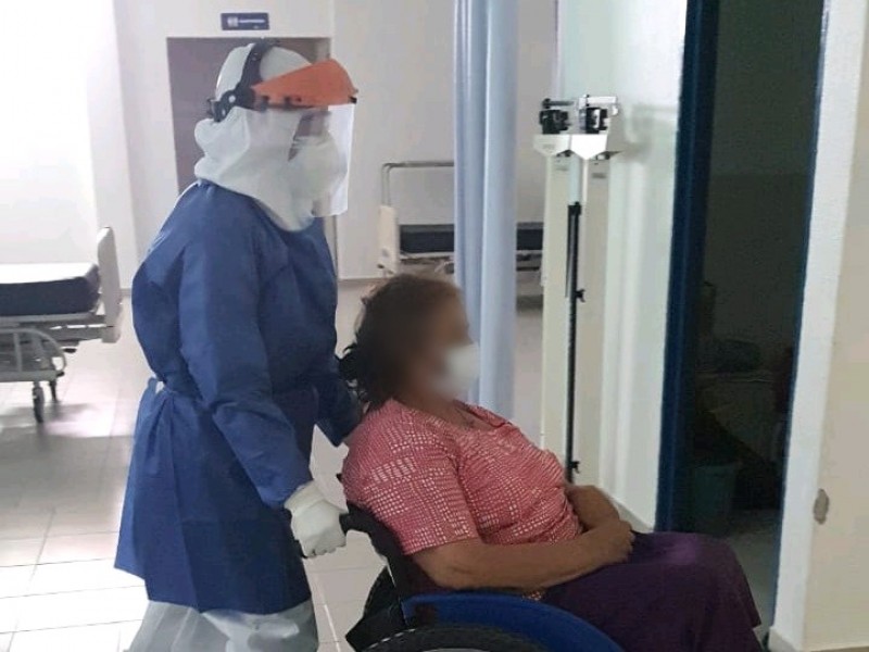 Egresan por mejoría, dos pacientes de COVID-19 en Tuzantla