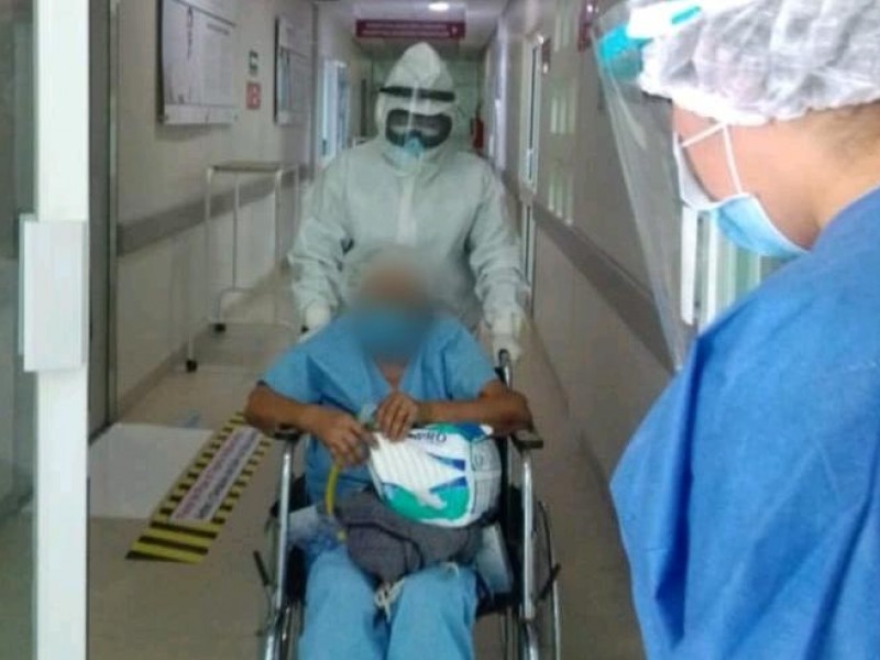 Egresan tres pacientes en Hospital de Apatzingán tras vencer Covid19