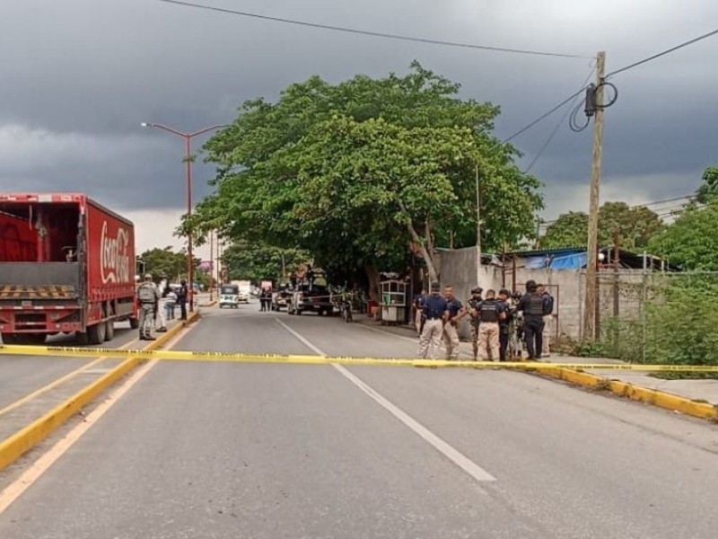 Ejecutan a balazos a hombre frente a cantina en Juchitán