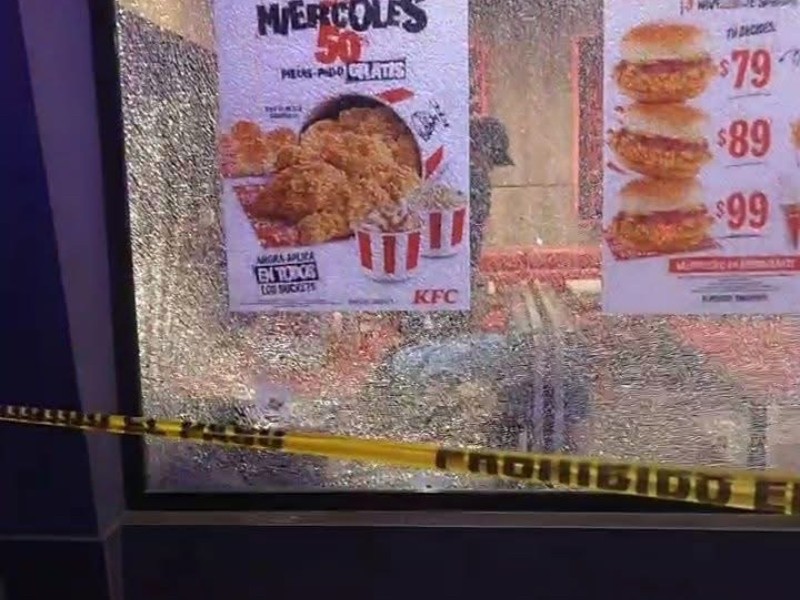 Ejecutan a director de Seguridad de Cosolapa, dentro de KFC