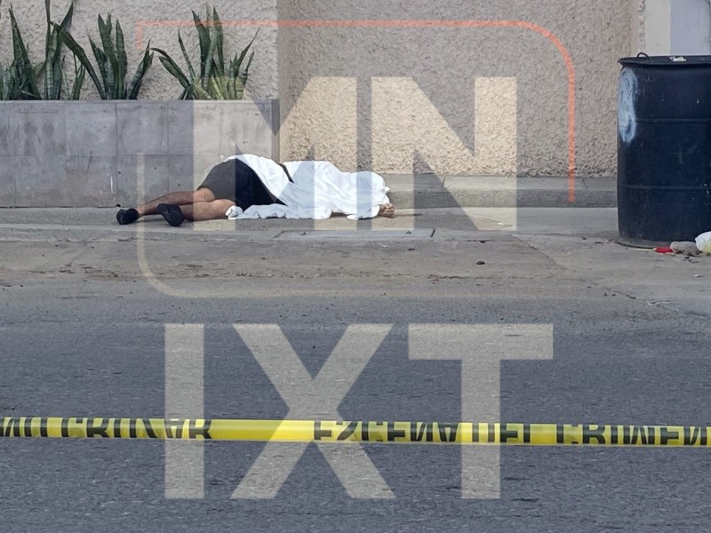 Ejecutan a hombre en bulevar de Zihuatanejo