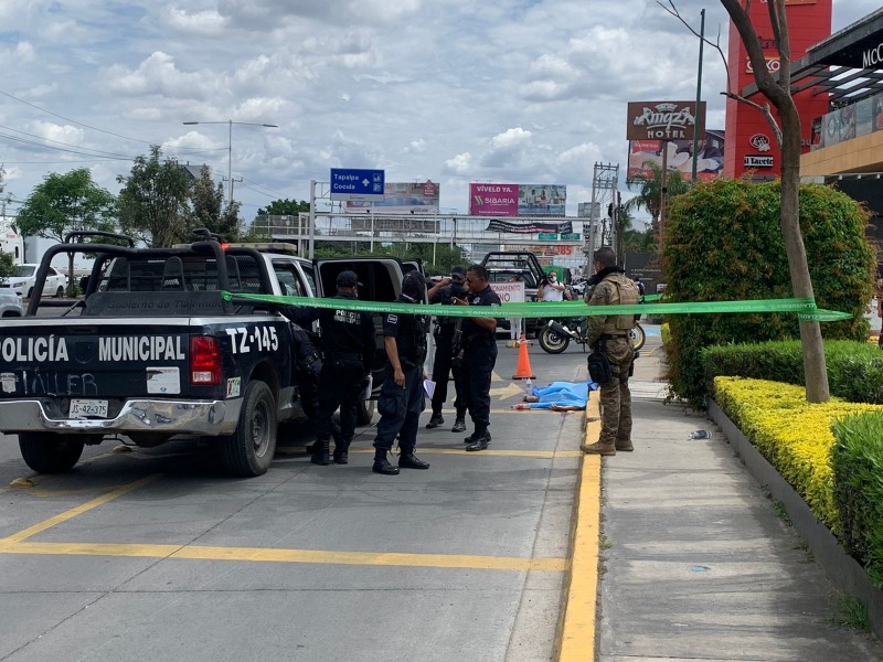 Ejecutan a hombre en Plaza Las Villas, Tlajomulco